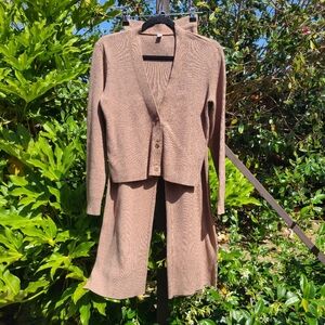 Uniqlo 2 piece knit Cartigan and Flare bottom pants. Cartigan Small Pant XSmall